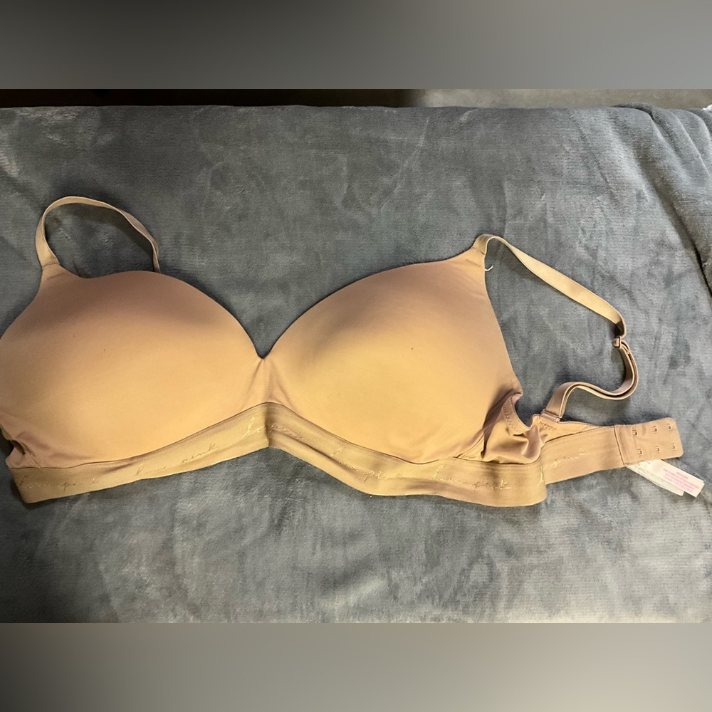38DD NO UNDERWIRE BRA VICTORIAS SECRET